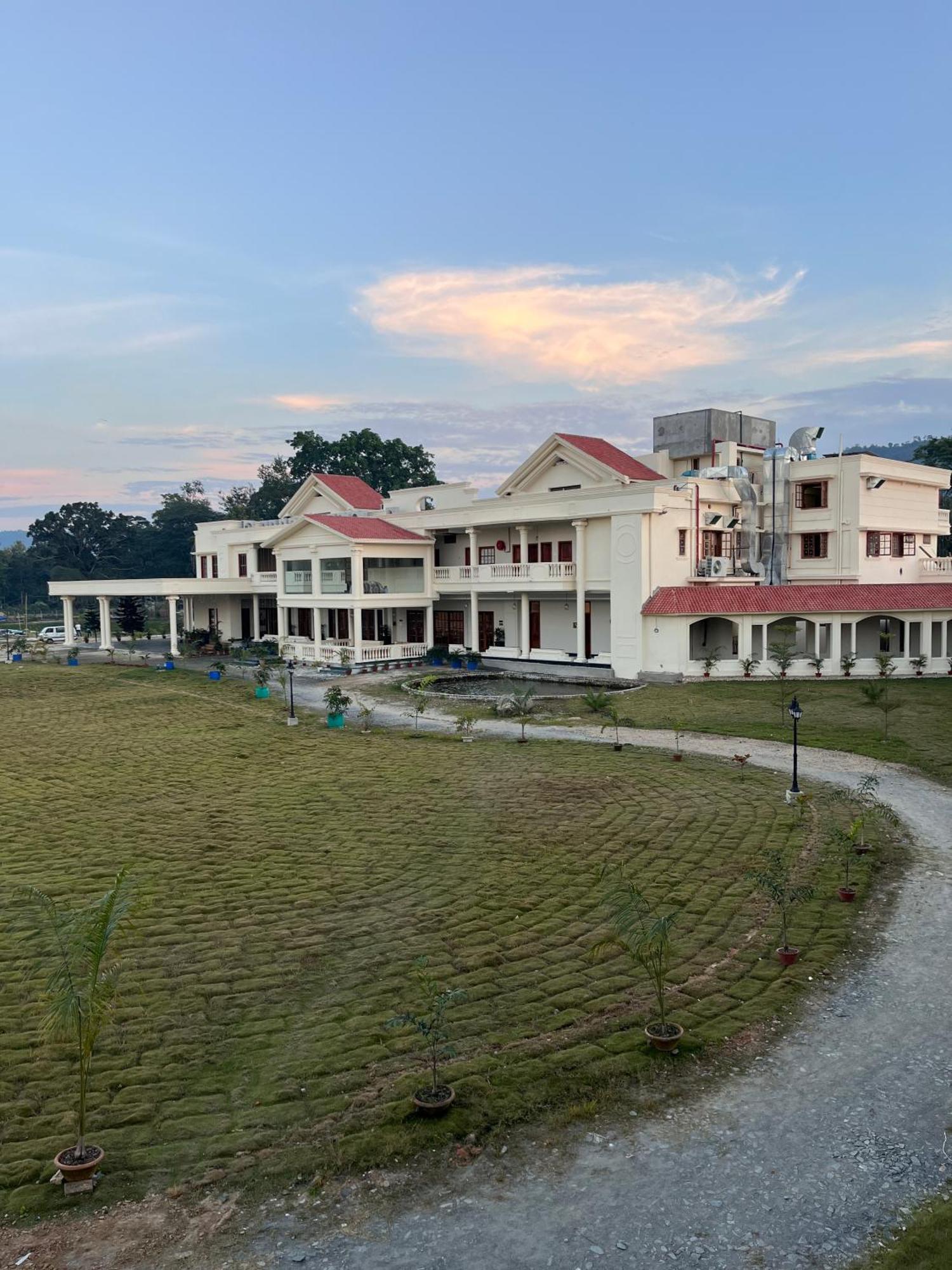 Royale De' Casa Resort Kaziranga Exterior photo