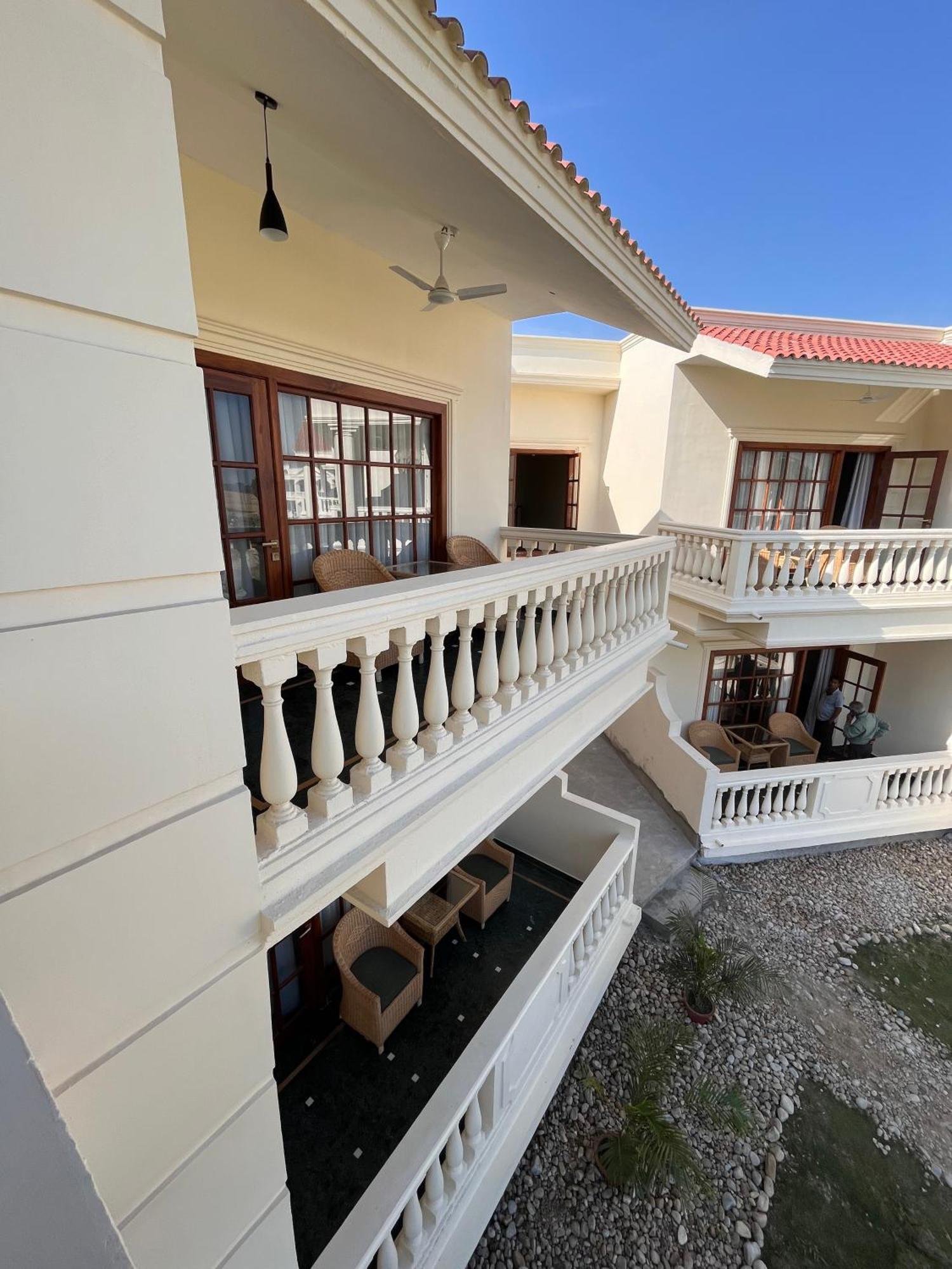 Royale De' Casa Resort Kaziranga Exterior photo